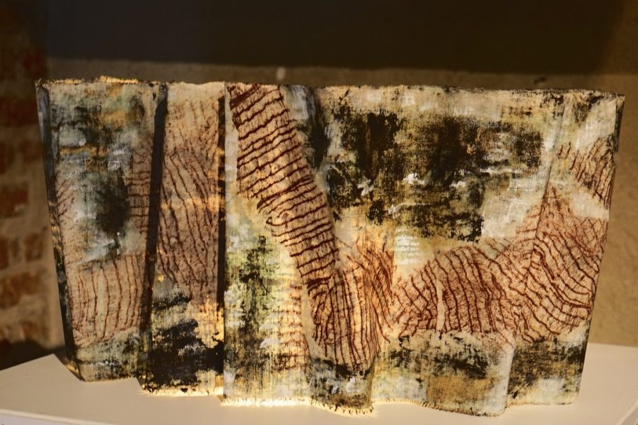 Tissus rigidifié. Ondulations. Empreintes et pigments sur tissus. Sculpture textile. Lumière