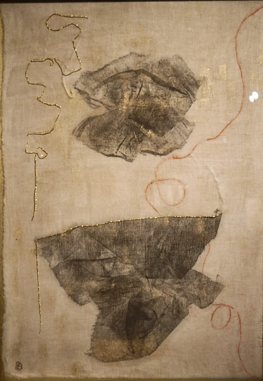Volutes sur fond or 55x100cm Oeuvre d'art sur textile avec empreintes de texture et peinture vieil or. Délicatesse et beauté.