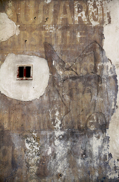 Nu sur mur au trou 85x140cm, Collection privée La peinture vient s’ajouter à la photographie et au dessin. Le corps se confond avec le mur qui se fond avec la peinture