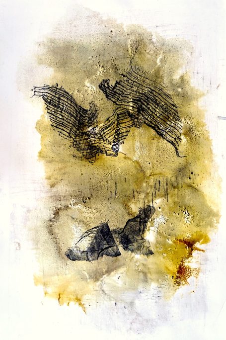 Papillons sur fond or 55x100cm Peinture or avec impression de textiles, comme des papillons qui virevoltent. Oeuvre sur papier encadrée