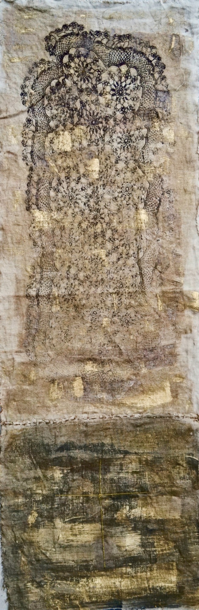Dentelle et croix oeuvre unique sur tissus peinture or et fil d'or empreinte texture et fil rouge