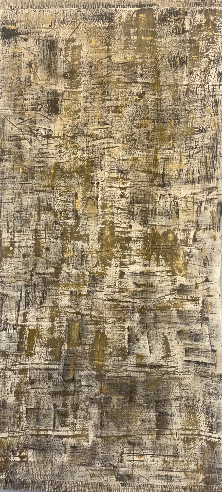 Traces 60x200cm Pigments naturels peinture à l'huile vieil or et broderie fil d'or sur lin ancien