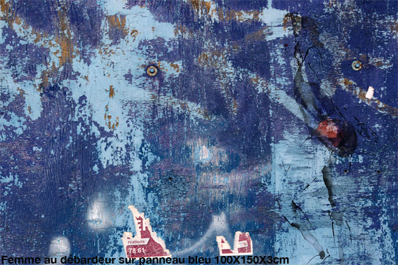 Femme sur panneau bleu 150x100cm La peinture vient s’ajouter à la photographie et au dessin. Le corps se confond avec le mur qui se fond avec la peinture