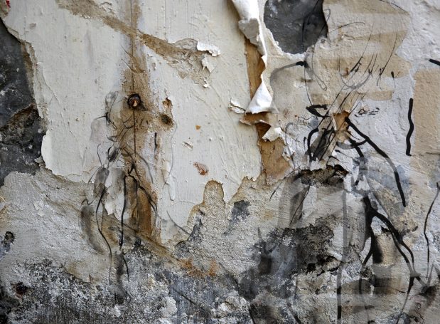 Nu sur mur déchiré 130x90cm, Collection privée La peinture vient s’ajouter à la photographie et au dessin. Le corps se confond avec le mur qui se fond avec la peinture