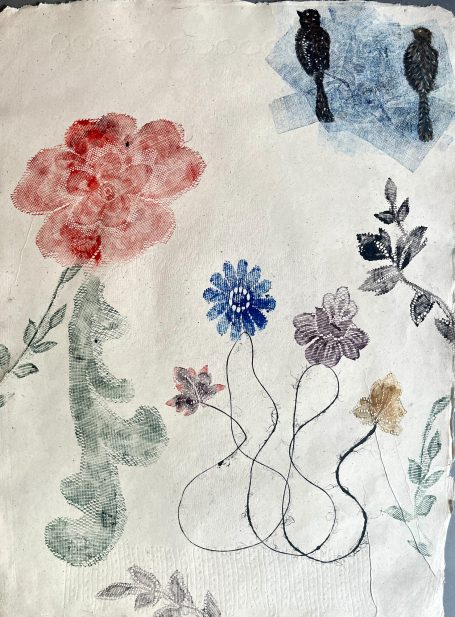 Ode à la nature.Empreintes de textile, encre de gravure sur papier artisanal. Couleurs et poésie. Fleurs sous un ciel bleu