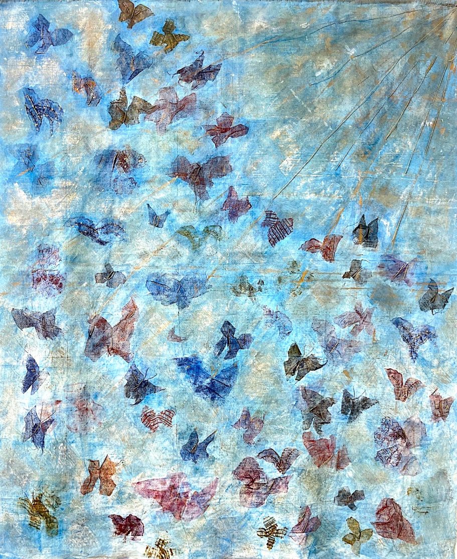 Ciel de papillons 130x150cm Un nuage de papillons colorés sur un fond bleu clair.