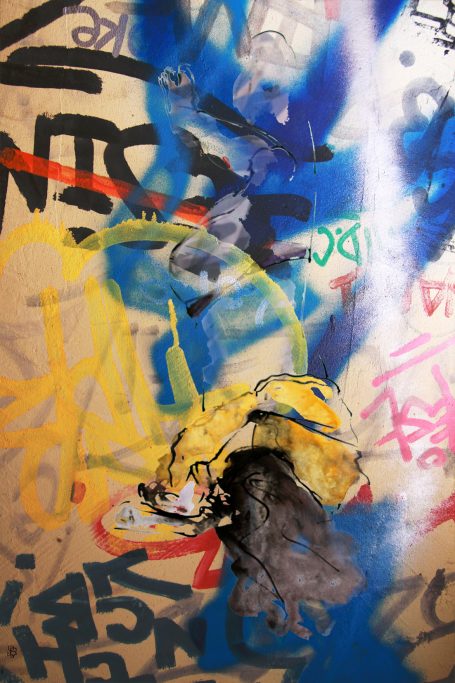Femme et mur tags 85x130cm Confrontant ses dessins de nus à la matière brute photographiée, la chair se mêle au minéral.