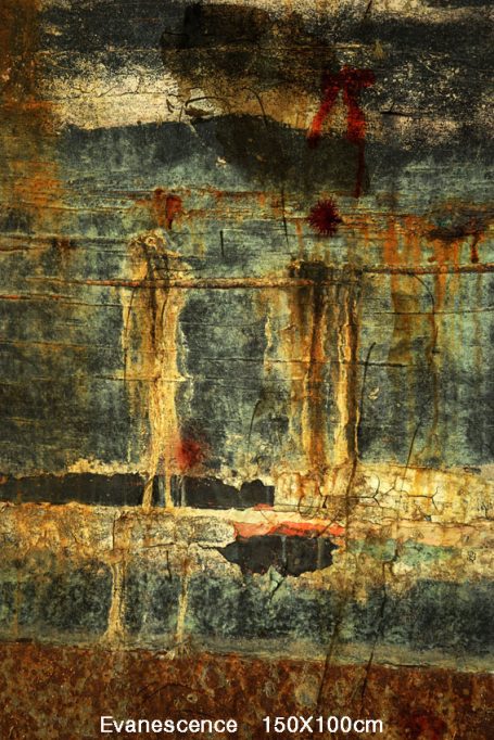 Evanescence 100x150cm, Collection privée La peinture vient s’ajouter à la photographie et au dessin. Le corps se confond avec le mur qui se fond avec la peinture