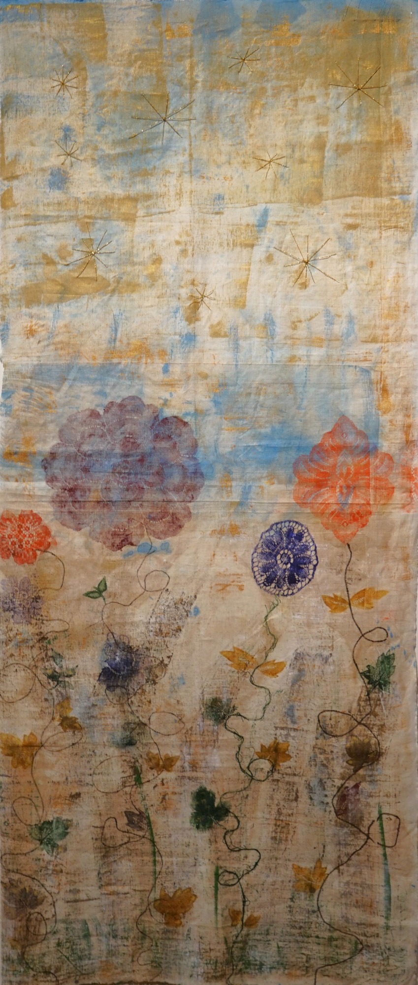 Fleurs I 70x165cm Fleurs colorées avec tiges en fil et ciel bleu avec des étoiles brodées