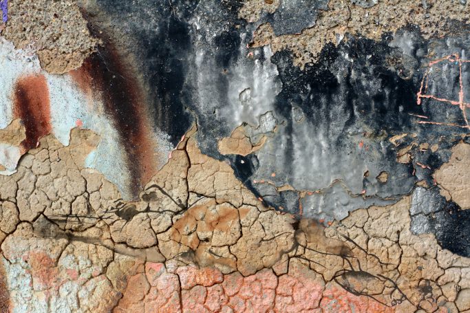 Nu sur mur craquelé 130x80cm, Collection privée La peinture vient s’ajouter à la photographie et au dessin. Le corps se confond avec le mur qui se fond avec la peinture