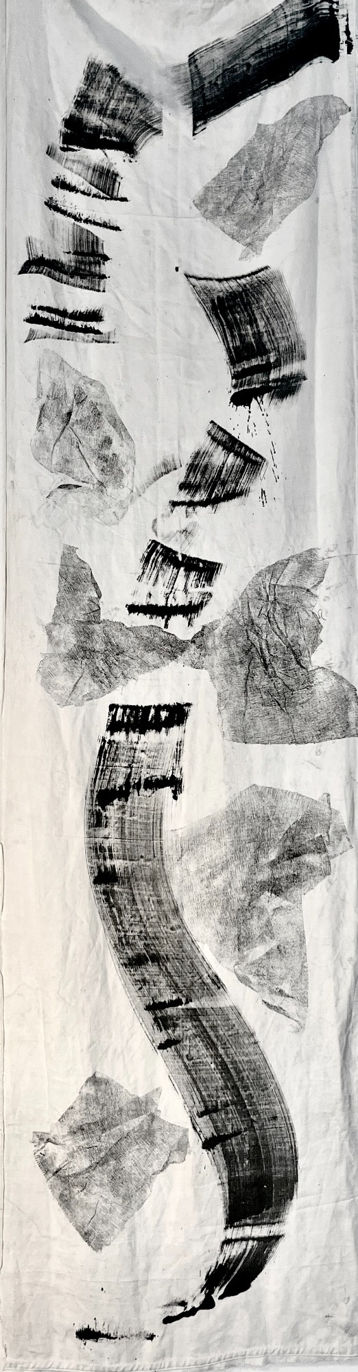 Le souffle des papillons 50x180cm Empreintes textile et calligraphie sur textile. Kakémono, oeuvre textile en noir et blanc