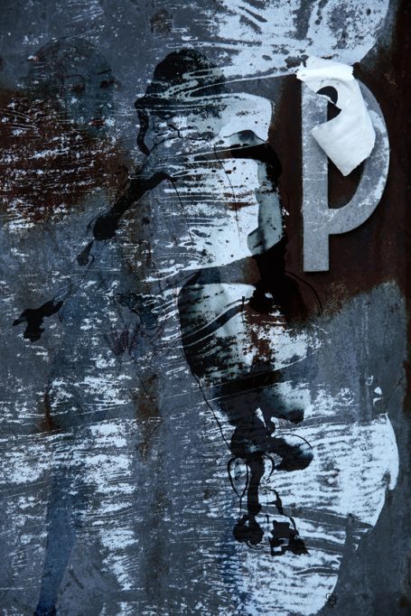 Femme et mur encre 85x140cm, Collection privée La peinture vient s’ajouter à la photographie et au dessin. Le corps se confond avec le mur qui se fond avec la peinture
