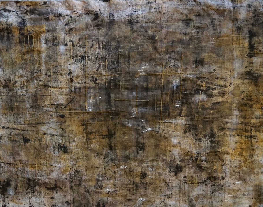 Paysage et croix 55x85cm Oeuvre d'art sur textile avec pigments naturels et peinture vieil or. Broderie fil d'or. Délicatesse et beauté.