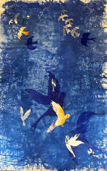 Envolée 85x135cm-collection privée Oiseaux sur monotypes et pigments naturels sur toiles. Poésie et hommage à la nature. Bleu du ciel, couleurs des oiseaux