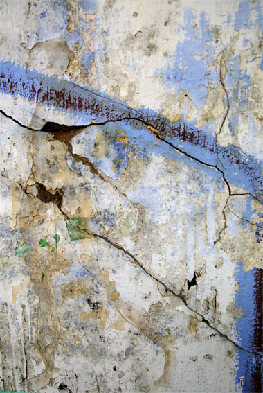 Nu sur lézarde 60x100cm, Collection privée La peinture vient s’ajouter à la photographie et au dessin. Le corps se confond avec le mur qui se fond avec la peinture