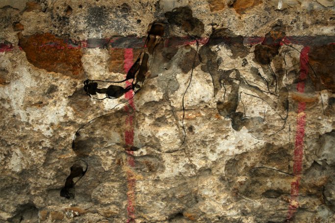 Nus sur mur de pierres 120x80cm La peinture vient s’ajouter à la photographie et au dessin. Le corps se confond avec le mur qui se fond avec la peinture