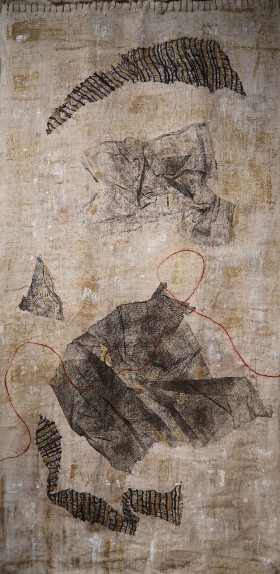 Paysage onirique II 48x95cm Oeuvre d'art sur textile avec empreintes de texture et peinture vieil or. Délicatesse et beauté.