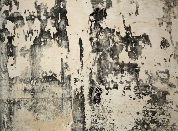 Nu et taches 150x100cm, Collection privée La peinture vient s’ajouter à la photographie et au dessin. Le corps se confond avec le mur qui se fond avec la peinture